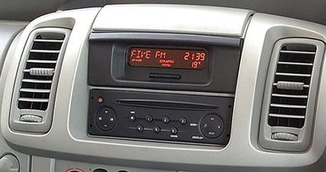 📱 CarPlay ou Autoradio Classique : Que Faut-il Choisir pour Moderniser sa Voiture ?