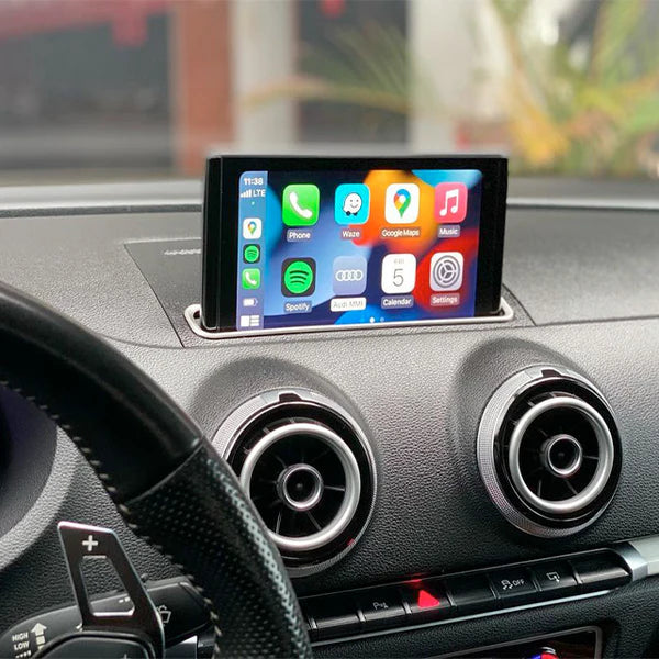 Apple CarPlay retrofit pour Audi android auto affiché sur un écran intégré au tableau de bord d'une Audi