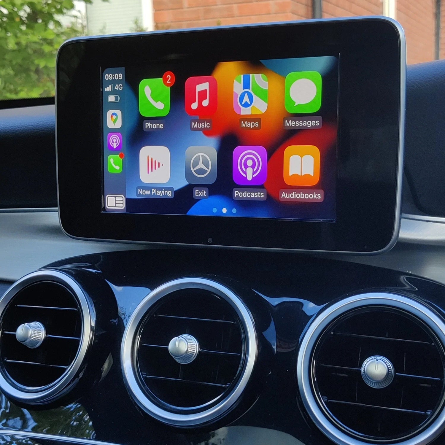 Écran intégré avec interface Apple Carplay Mercedes affichant des applications dans une voiture