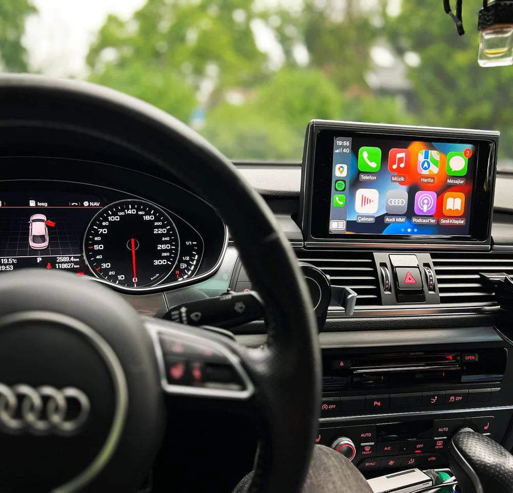 Écran tactile Apple CarPlay retrofit pour Audi android auto installé dans un tableau de bord Audi moderne